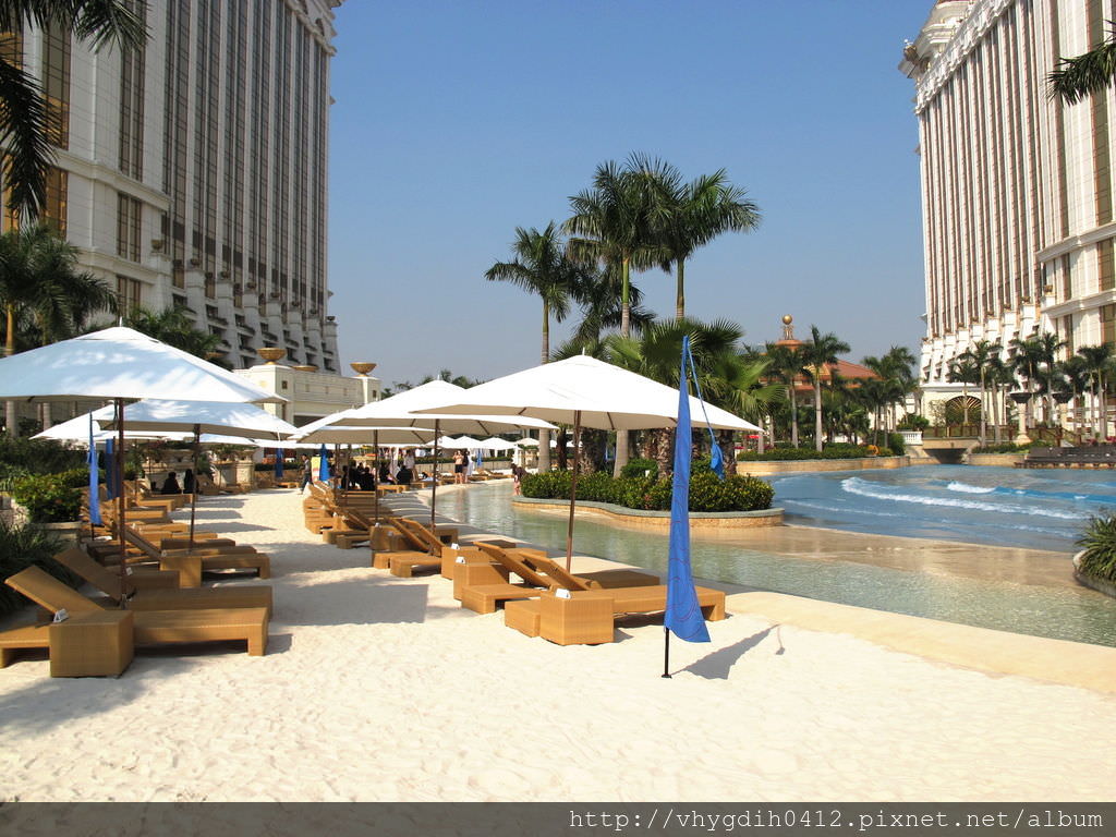 Galaxy_Macau_Grand_Resort_Deck_View1_2011.jpg