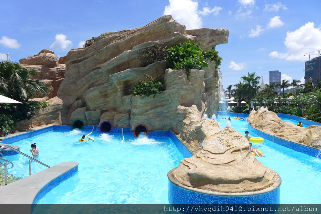 Galaxy_Macau_Grand_Resort_Deck_Skytop_Waterslide_2016.jpeg