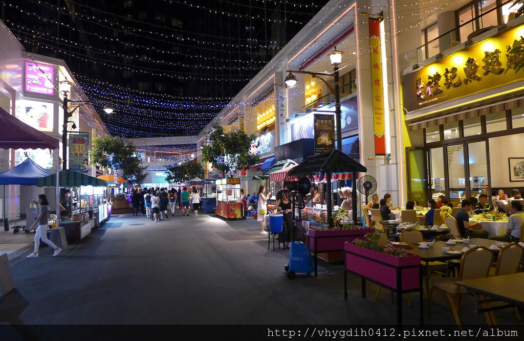Broadway_Macau_The_Broadway_Food_Street_Night_view_201606.jpg