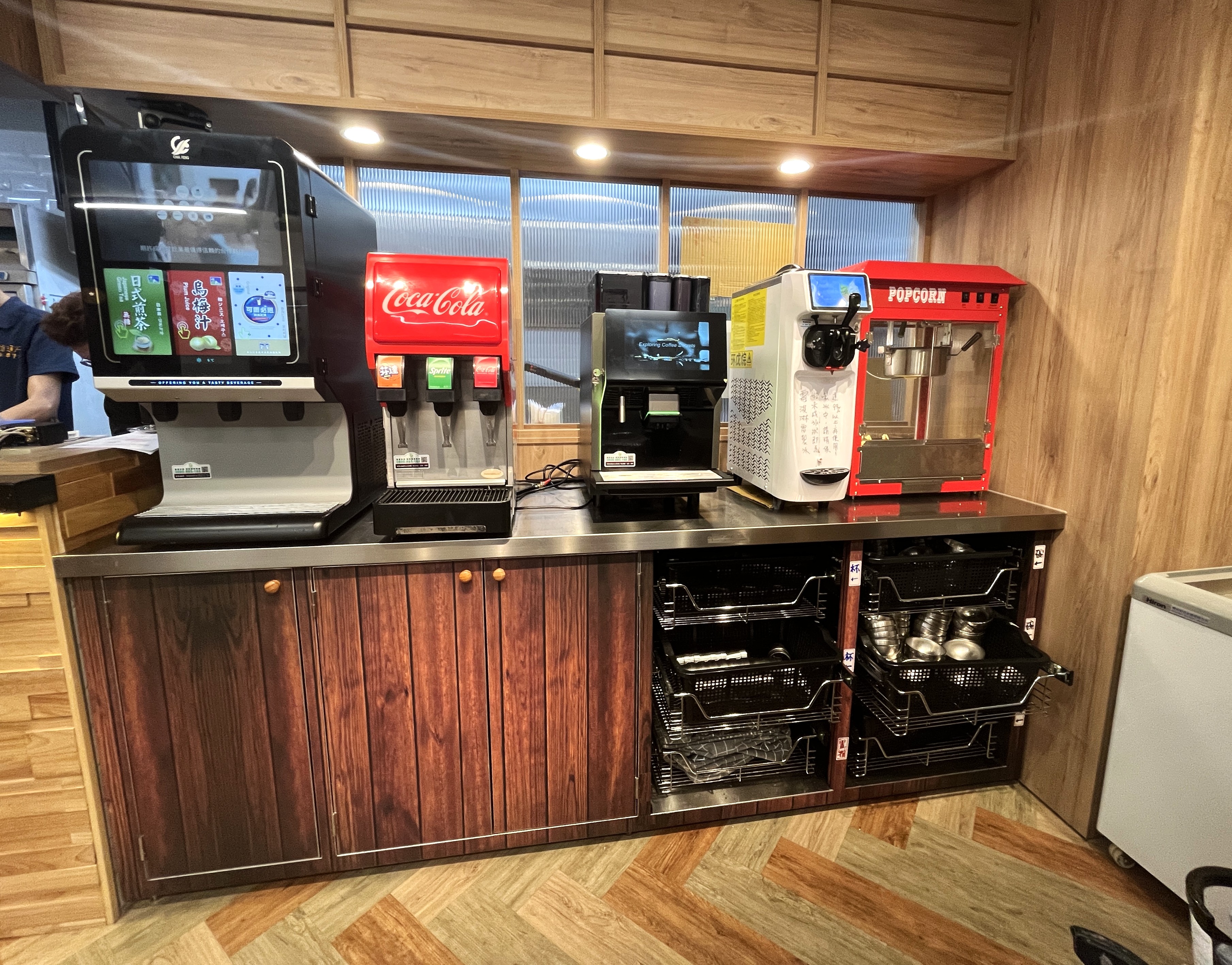 三媽臭臭鍋 鳳山五甲店 | 新一代裝潢冷氣瓦斯爐 | 飲料吧甜點爆米花吃到飽 - 第4張圖