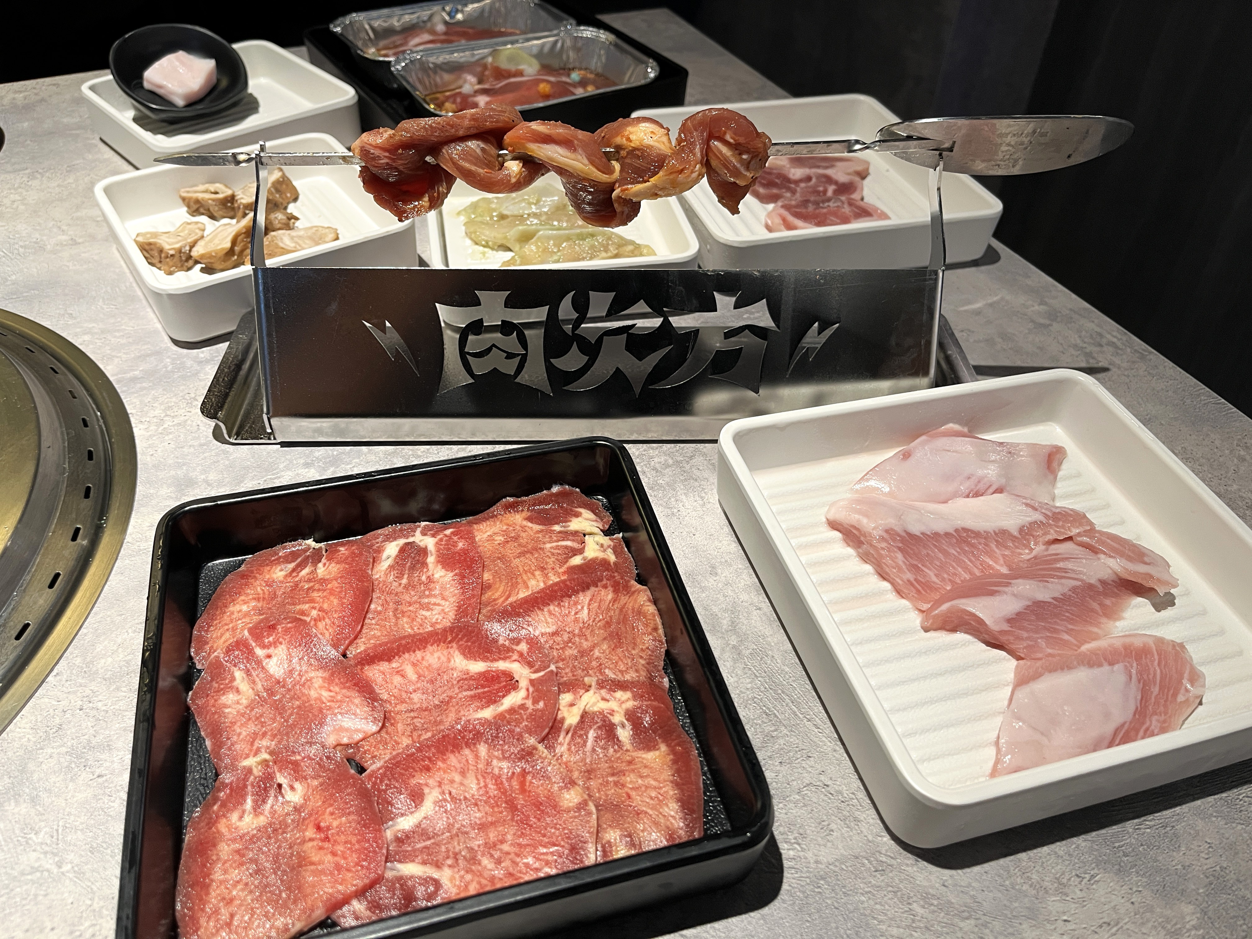 肉次方 高雄夢時代店 | 服務好燒肉吃到飽高雄首家百貨店 | 858 桌邊現切牛肉 - 第15張圖
