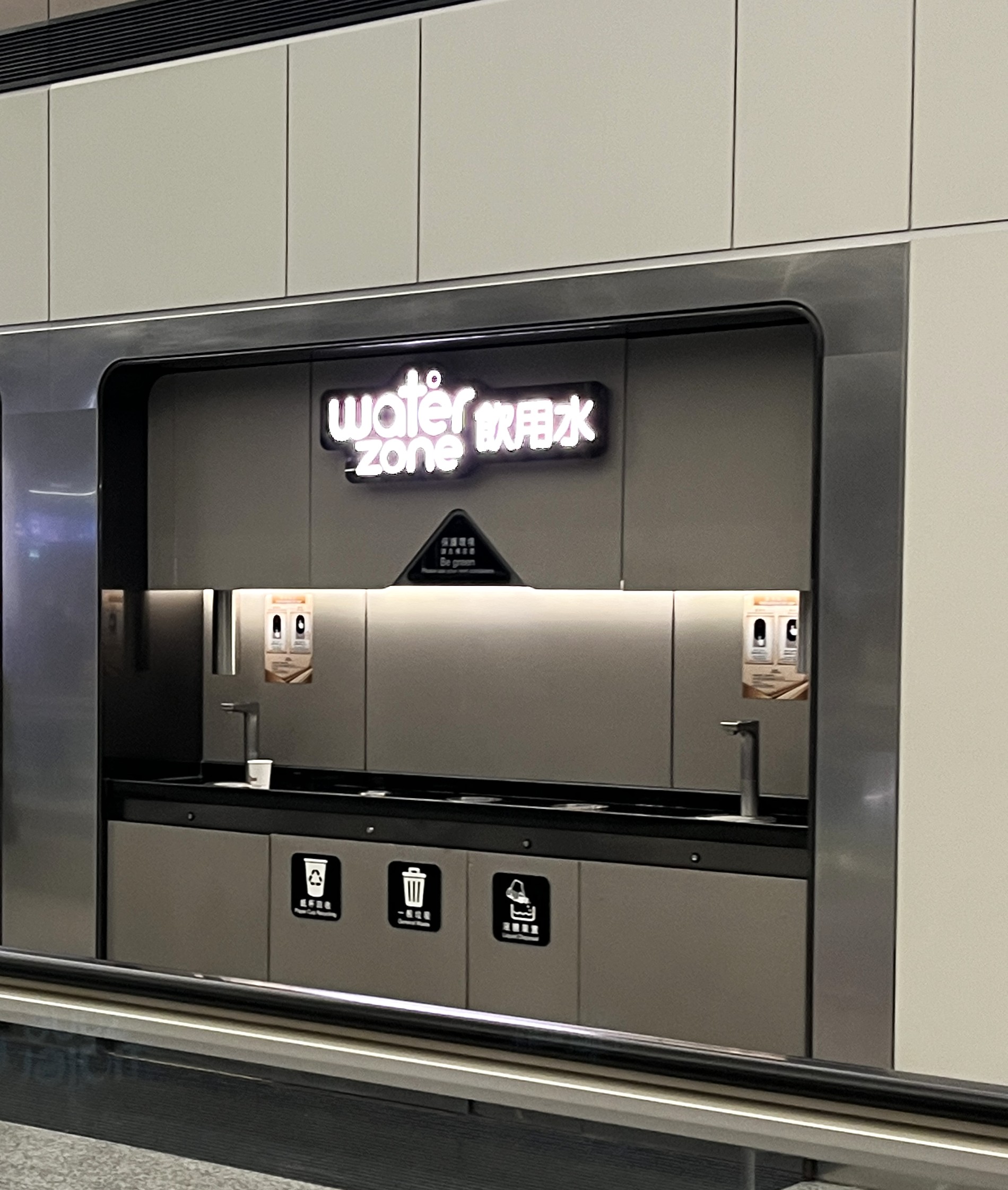 華航 香港-高雄 CI936 | 很滑的華航A321NEO 經濟艙 | 台灣設備最好的窄體客機 - 第15張圖