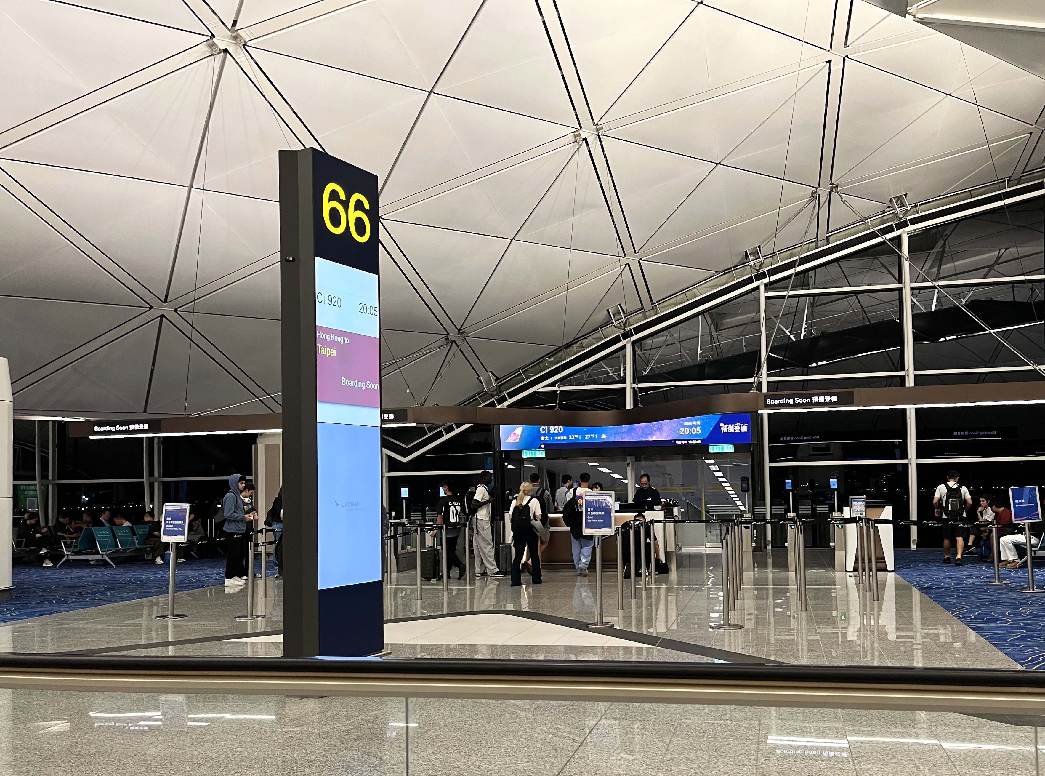 華航 香港-高雄 CI936 | 很滑的華航A321NEO 經濟艙 | 台灣設備最好的窄體客機 - 第18張圖