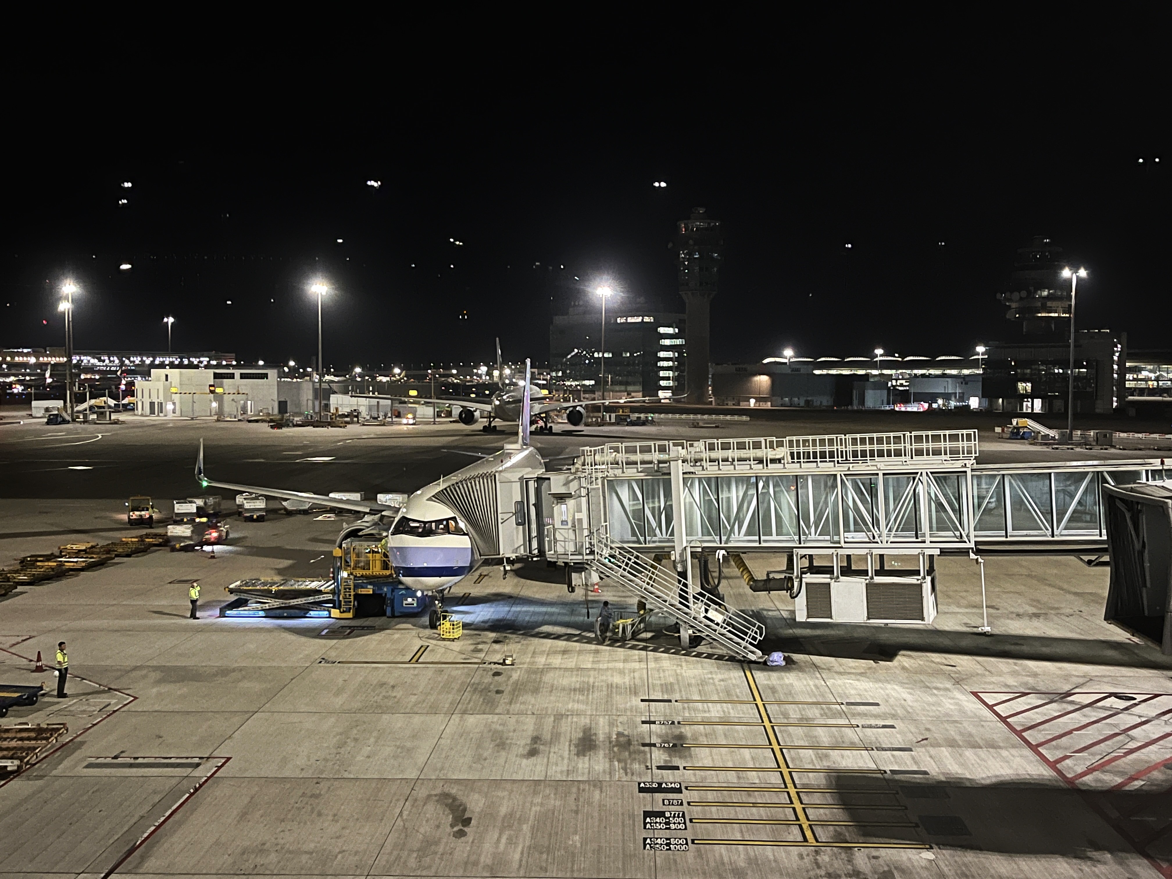 華航 香港-高雄 CI936 | 很滑的華航A321NEO 經濟艙 | 台灣設備最好的窄體客機 - 第17張圖