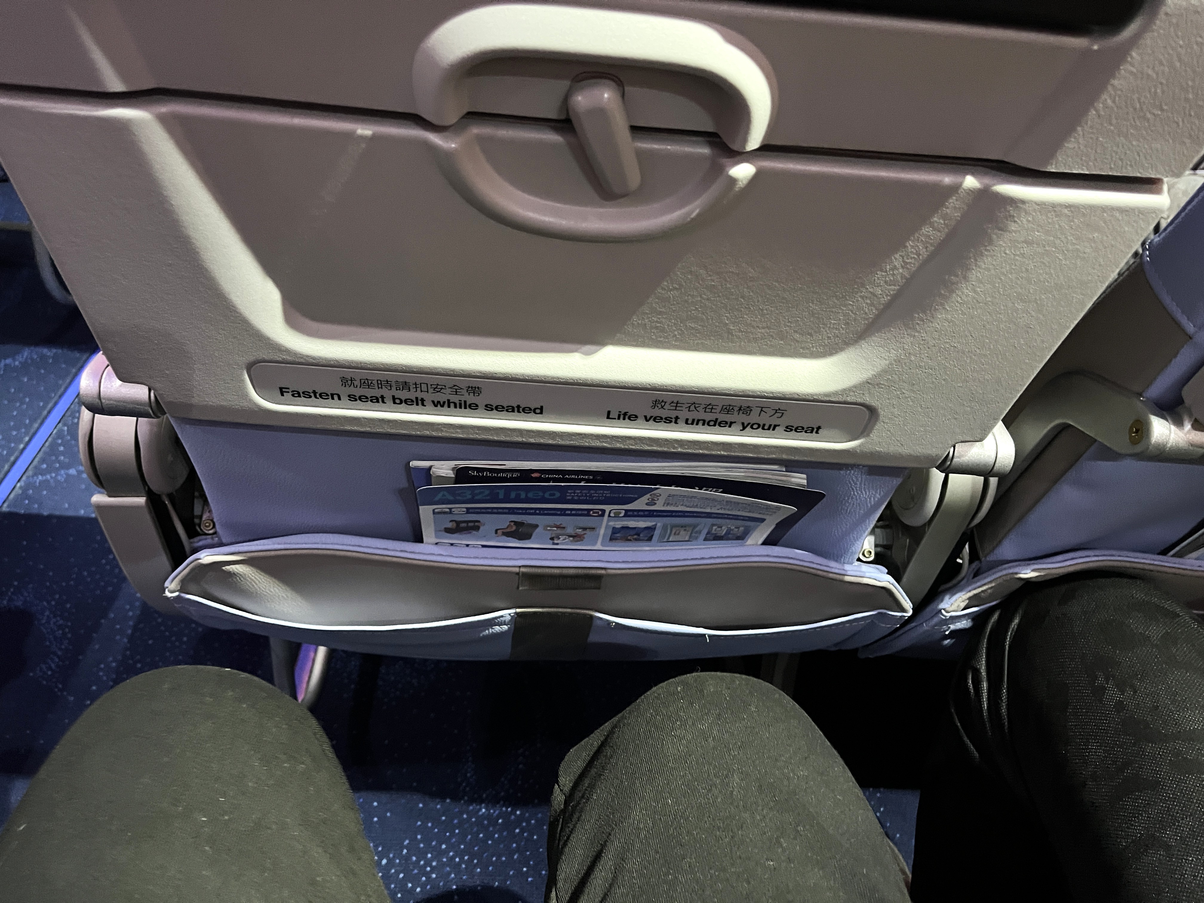 華航 香港-高雄 CI936 | 很滑的華航A321NEO 經濟艙 | 台灣設備最好的窄體客機 - 第23張圖