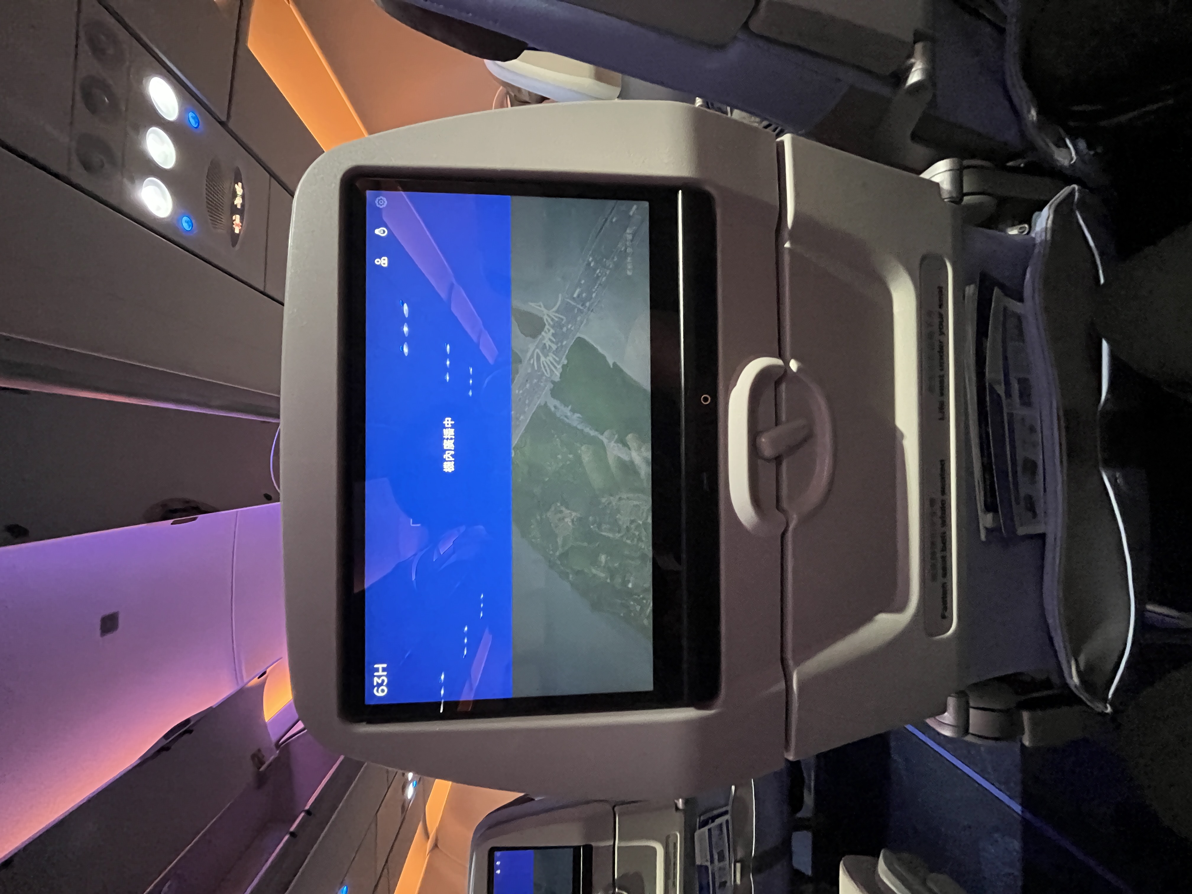 華航 香港-高雄 CI936 | 很滑的華航A321NEO 經濟艙 | 台灣設備最好的窄體客機 - 第24張圖