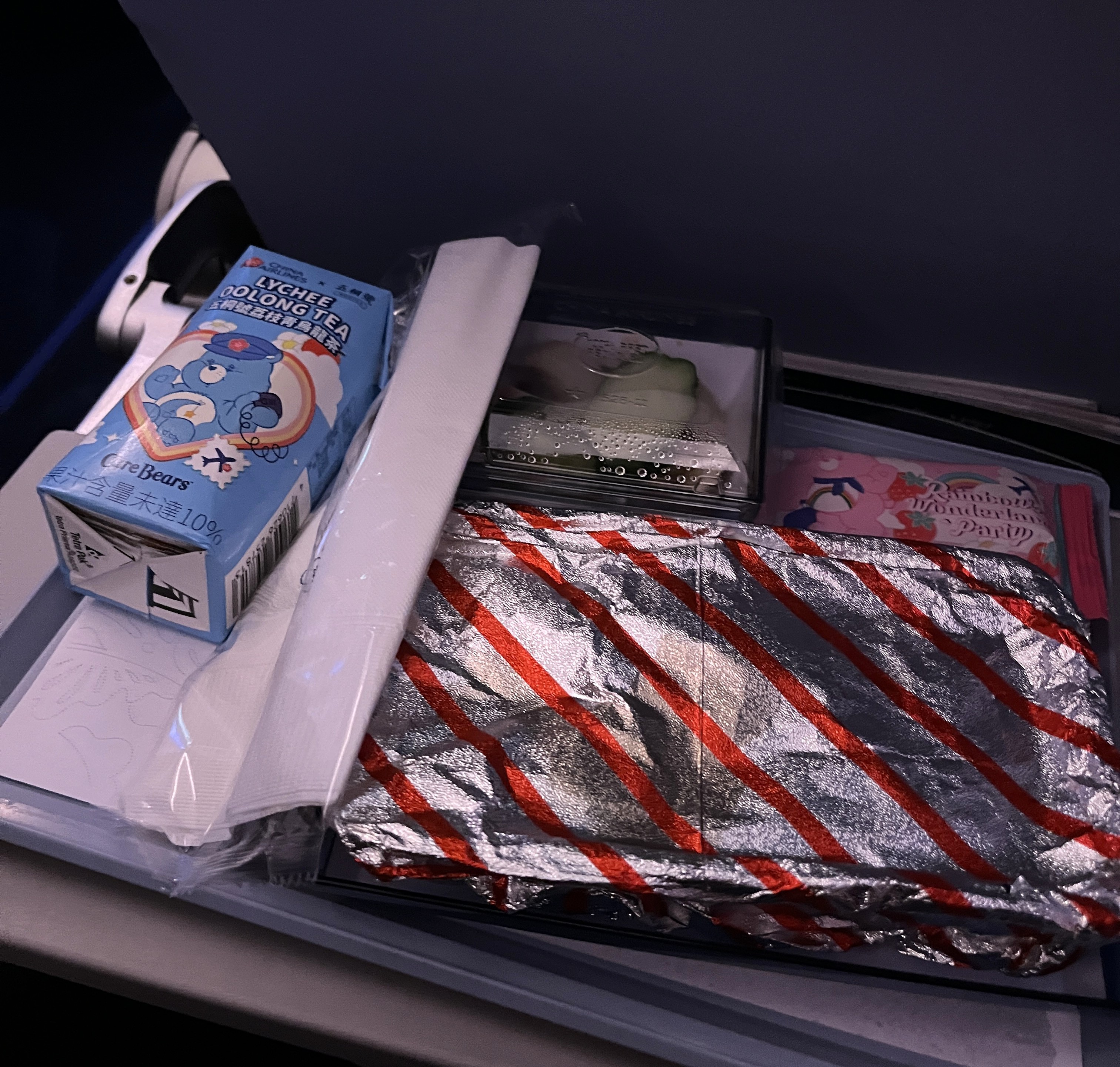 華航 香港-高雄 CI936 | 很滑的華航A321NEO 經濟艙 | 台灣設備最好的窄體客機 - 第27張圖